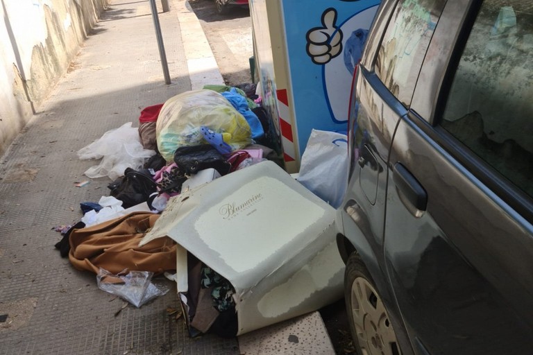 «Rifiuti abbandonati accanto ai contenitori per gli indumenti, la denuncia di Italia Viva»