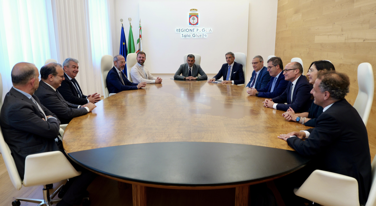 Decaro incontra i nuovi direttori generali: “Il primo compito è prendersi cura dei pazienti”