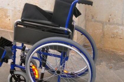 Per lo Stato era invalido su sedia a rotelle, ma nei video sui social camminava: denunciato nella Bat
