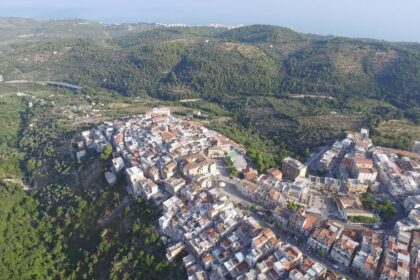 Ischitella diventa un museo a cielo aperto: l’arte contemporanea approda nel cuore del Gargano con “Una Boccata d