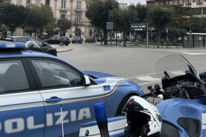 Finti investimenti in Bitcoin, truffata per 44mila euro: arrestato un 21enne a Foggia