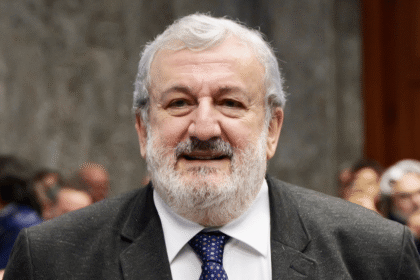 Emiliano resta fuori ruolo: il Csm approva l’incarico al Senato, ma scoppia la polemica