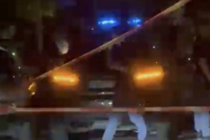 Auto contro un palazzo e poi le fiamme: quattro giovani feriti all’alba a Foggia