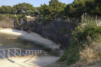 Monte Sant’Angelo, danneggiati i cartelli del parcheggio gratuito a Chiancamasitto: denuncia ai carabinieri