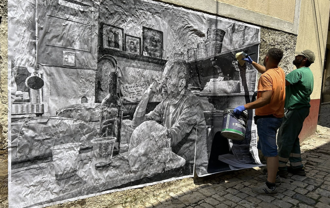 Orsara di Puglia, sorpresa al risveglio: decine di gigantografie tappezzano il paese