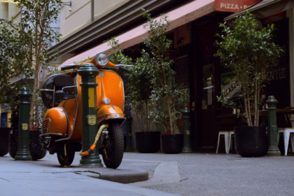 Estate e mobilità urbana: perché i ciclomotori 50 tornano protagonisti