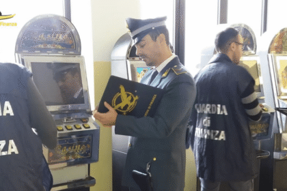 Mafia e riciclaggio, smantellata la rete delle sale slot dei clan Parisi e Strisciuglio: arresti e sequestri