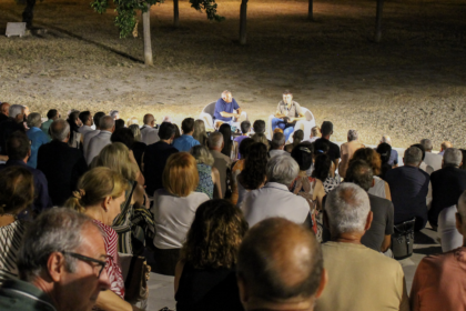 “Ti Porto un Libro” parte con il pienone a Manfredonia: 400 persone per Ale Di Battista