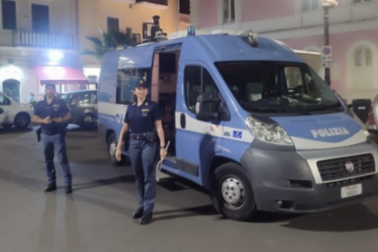 Più controlli a Margherita di Savoia per l’estate: inseguimento sulla spiaggia, sequestrate 32 dosi di droga e denunciato