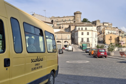Bancomat fatto esplodere, il Comune organizza lo scuolabus per gli anziani: “Così possono ritirare la pensione”