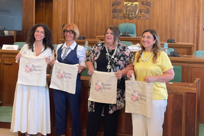 Roseto Rosae torna a colorare i Monti Dauni: il borgo si trasforma ancora in un museo a cielo aperto