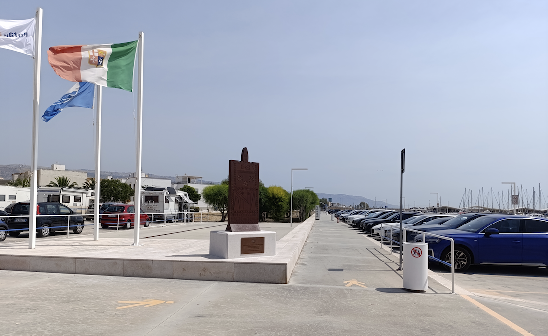 Manfredonia riscopre le Stele Daunie: al porto turistico inaugurato il monumento simbolo della storia sipontina