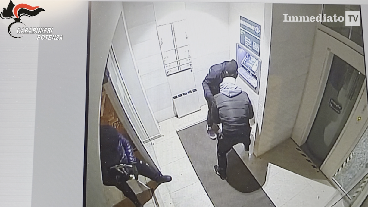 Banda dei bancomat tra Foggiano e Basilicata, undici misure cautelari: esplosivi, auto rubate e rapine