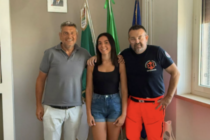 Bimbo di tre anni rischia di soffocare per una caramella, 23enne gli salva la vita con la manovra di Heimlich a Stornara
