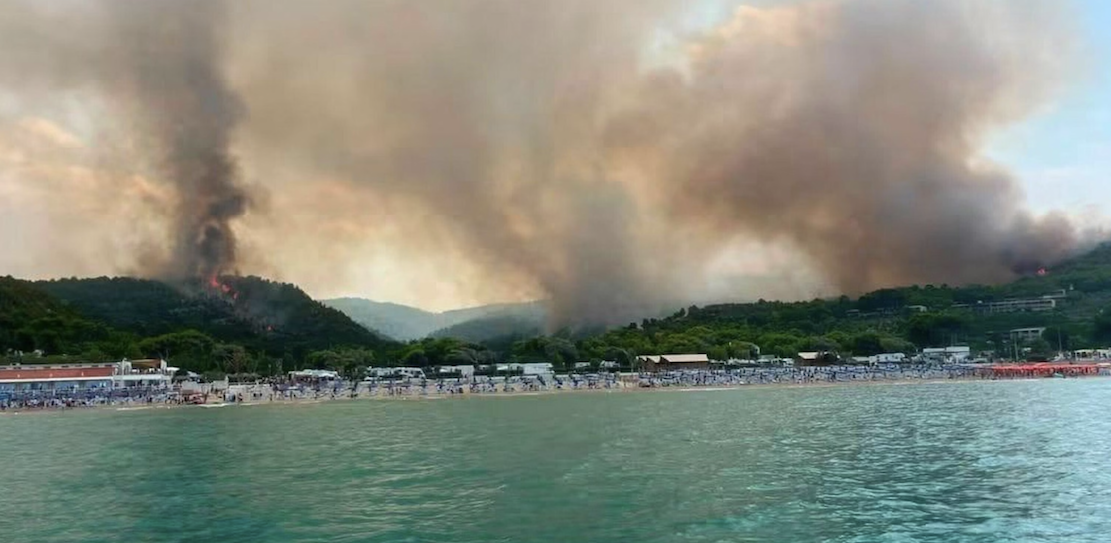 Rogo a Peschici, avanza l’ipotesi dei fuochi d’artificio per una festa privata. “Prima i botti, poi le fiamme&
