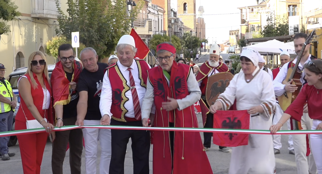 Casalvecchio celebra la cultura arbëreshë, successo per la nona edizione di “Vëllazëria”. Attesa la visita del p