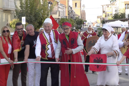 Casalvecchio celebra la cultura arbëreshë, successo per la nona edizione di “Vëllazëria”. Attesa la visita del p