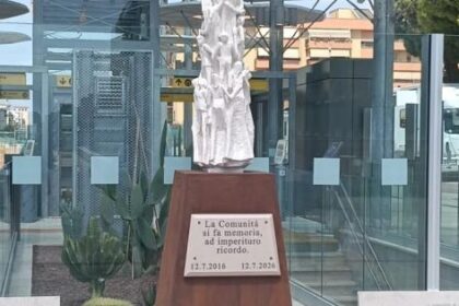 Andria, la cerimonia per il decennale della strage dei treni si conclude con la scoperta della scultura "La Comunità"